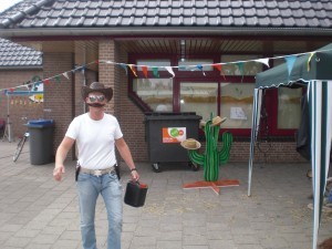 Cactuswerpen € 20,-Cactuswerpen    Gooi de 5 cowboy hoeden over de Cactus.  Wie heeft ze alle 5 aan een cactus tak hangen? 